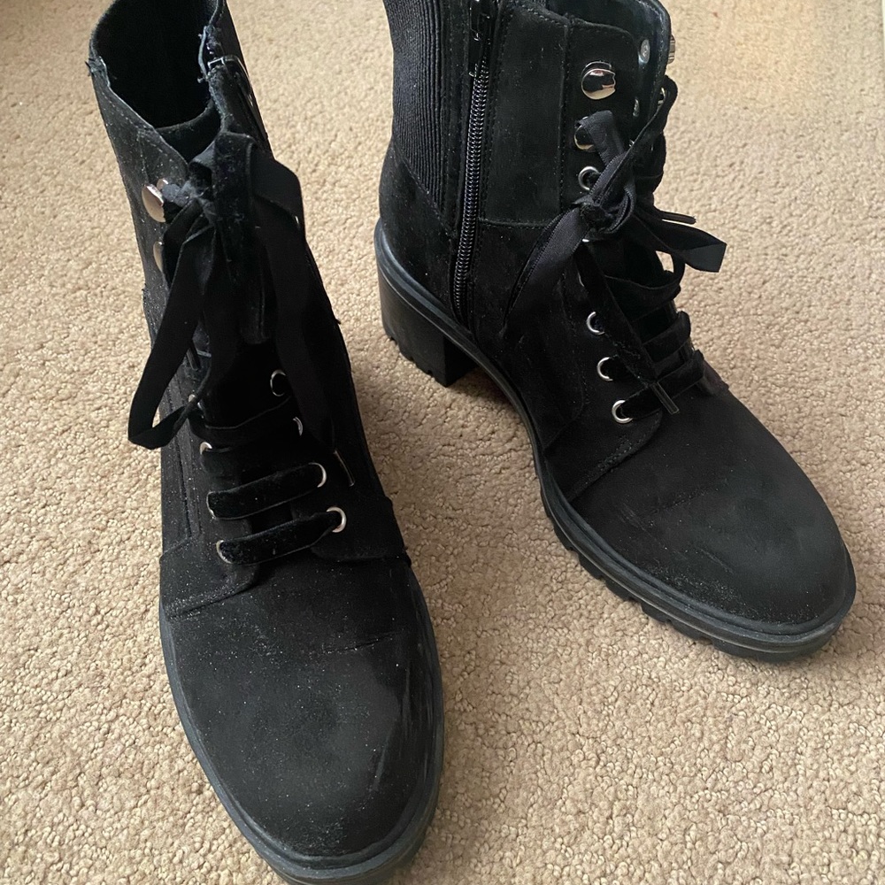 Crown Vintage blk suede boots. Lug sole. Excellent condition. Side zip. Size 8